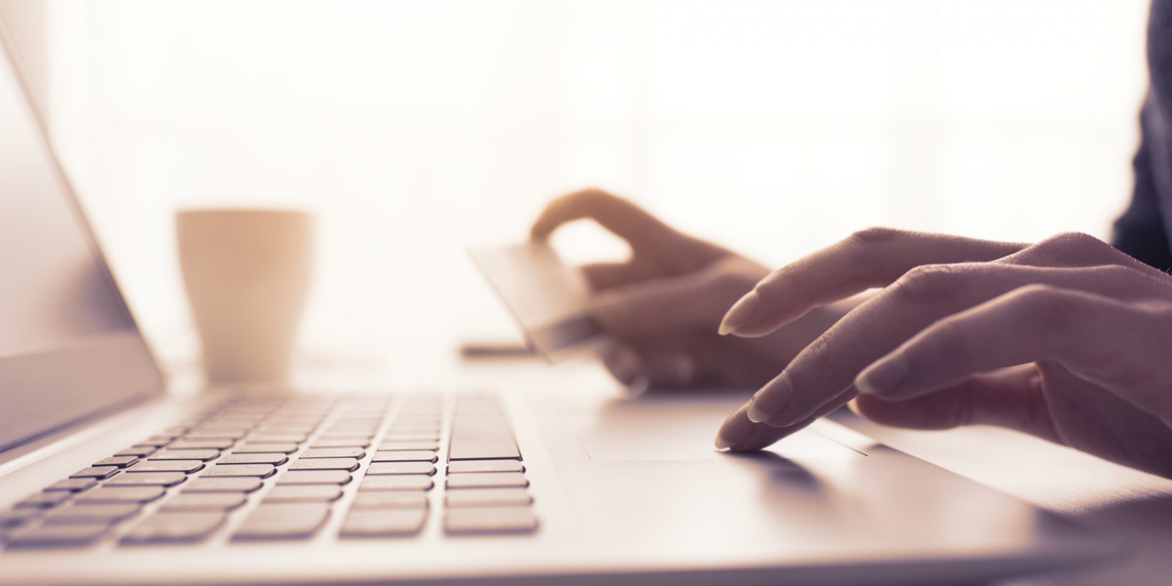 Woman doing online shopping with a credit card Tło do podstrony blog