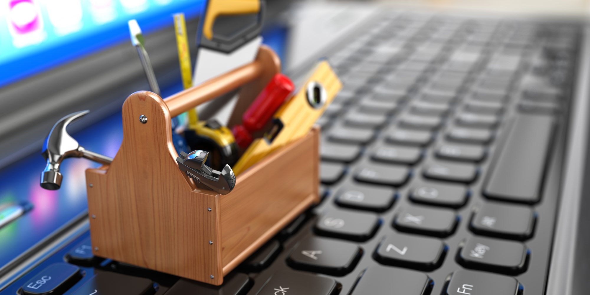 Online support. Toolbox with tools on laptop. Co najczęściej psuje się w laptopach